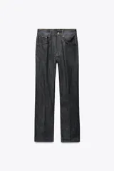 Pantalón de jean azul oscuro, de tiro alto, corte slim fit y bootcut.