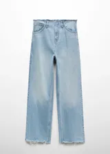 Pantalón de jean celeste de corte wide leg con terminaciones deshilachadas y detalles bordados en la parte posterior. Tiene trabillas, cierre de cremallera y gancho, y dos bolsillos delanteros.