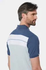 Remera polo de jersey con rayas horizontales en tonos de azul y blanco.