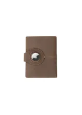 Billetera porta pasaporte de cuero en color negro carbón, con cierre de solapa y botón a presión metálico. Presenta costuras decorativas y un diseño compacto y funcional.