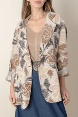 Blazer italiano de lino estampado con flores en tonos tierra, con solapas y mangas 3/4 con puños arremangados.