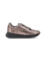 Zapatillas deportivas color bronce con cordones negros y suela negra.