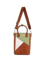 Bolso matero negro con paneles en simil cuero texturizado color marrón y beige. Tiene doble asa de mano y correa de algodón ajustable con el logo de la marca.