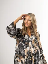 Maxi vestido con diseño amplio en tonos invernales, volados en las mangas y corte oversize.