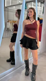 Top de un hombro color borgoña, ajustado al cuerpo.