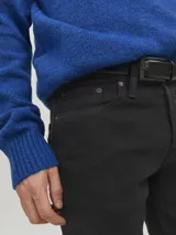 Jean negro de corte slim fit, con tiro bajo, rodilla ajustada y abertura de pierna ceñida. Diseño clásico de cinco bolsillos y cierre con botón.