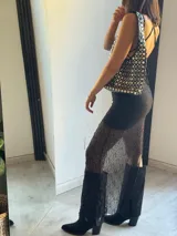 Vestido midi negro de encaje con breteles finos y abertura lateral.