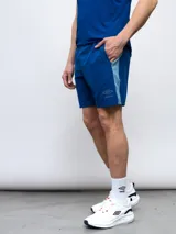 Short de entrenamiento Umbro Vive para hombre, color negro con detalles en gris. Confeccionado en tejido elástico de cuatro direcciones. Incluye logo de Umbro en la pierna izquierda.