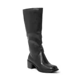 Bota negra de cuero con caña alta y taco cuadrado.