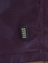 Short de baño color borgoña con estampado de hojas en tono sobre tono, cintura elástica con cordón ajustable y logo de la marca en la pierna.