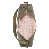 Bolso de hombro tipo baguette de la marca Guess, color verde oliva, con textura de cuero granulado. Presenta un cierre superior curvo y el logo de la marca en dorado en el frente. Incluye una correa de hombro delgada en color negro y un pequeño candado decorativo dorado colgando de uno de los herrajes.