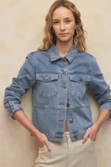 Campera de jean de corte clásico, con bolsillos de solapa y botones metálicos, ideal para cualquier ocasión.