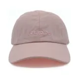 Gorra de béisbol color lila con bordado frontal de la marca.