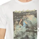 Remera blanca de manga corta con estampa rectangular de surfista en el frente.
