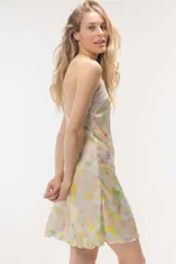 Camisón azul de satén con breteles finos y escote en V con puntilla blanca.