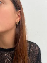 Aros tipo argolla dorados con incrustaciones de circonitas blancas.