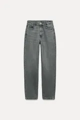 Pantalón de jean gris oscuro, de corte mom fit, tiro alto y largo tobillero. Cuenta con cinco bolsillos, cierre frontal con cremallera y botón.
