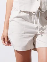 Short color beige de lino con pretina elastizada con cordón de ajuste, bolsillos inclinados delanteros y bolsillos aplicados traseros.