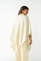 Capa marrón de tejido de punto 100% lana fina sin teñir, con botones y bolsillos en la delantera. Diseño exclusivo de Don Baez, hecha en Uruguay.