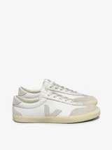 Championes Veja modelo Volley O.T. blancos con detalles en gris. Fabricados con cuero orgánico y suela de caucho amazónico.