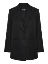 Blazer negro con cuello clásico, cierre de botones y bolsillos frontales. Tiene tachas plateadas en el frente y las mangas.