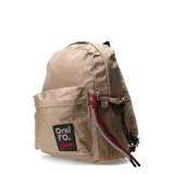 Mochila negra con estampado de labios y logo de la marca en rojo.
