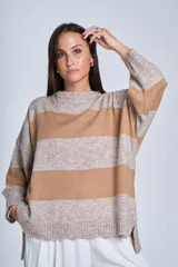 Sweater de punto con rayas horizontales anchas en blanco y negro. De corte amplio y relajado, brinda máxima comodidad sin perder el estilo. Su diseño atemporal lo convierte en una prenda versátil, ideal para combinar con jeans o pantalones para un look casual y abrigado en los días más frescos.