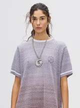 Vestido corto de tejido calado, con cuello redondo y mangas cortas con puños a rayas en color contrastante. Diseño con efecto degradado en tonos lila y borgoña.