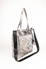 Cartera tipo puffer capitoneada, con múltiples compartimentos y correa regulable.