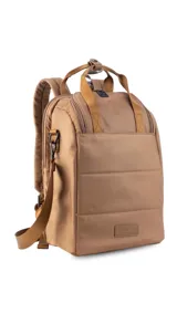 Mochila matera confeccionada en tela impermeable color beige, diseñada con dos compartimientos independientes para el kit de mate y objetos personales. Cuenta con bolsillos internos, asas de mochila acolchadas, asa de mano superior y una correa ajustable extraíble para llevar al hombro.