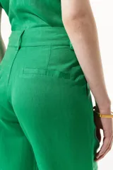 Pantalón chino de lino-viscosa color verde, con tiro medio-alto y pierna recta, cuenta con bolsillos laterales y traseros.