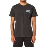 Remera de manga corta color negro lavado con un pequeño parche gráfico en el pecho izquierdo con el logo Katin y texto relacionado con surf.