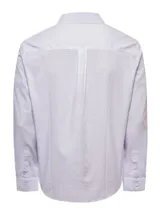 Camisa de manga larga blanca con diseño a cuadros celestes, cuello italiano, calce regular y bolsillo en el pecho con logo RKF.