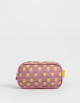 Cartuchera rectangular de poliuretano color lila con estampado de limones amarillos. Tiene cierre superior con cremallera y tirador metálico.