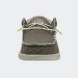 Zapatos de tela color marrón, con diseño trenzado y cordones ajustables.