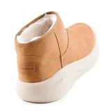 Botín Skechers Max Cushioning Essential Cozy Step color marrón claro, sin cordones, con parte superior de gamuza tratada con 3M Scotchgard, forro de piel sintética, plantilla Skechers Air-Cooled Goga Mat y entresuela Max Cushioning con tecnología ULTRA GO.