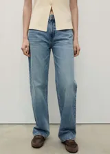 Pantalón de jean celeste de corte recto, tiro medio y cinco bolsillos.