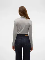 Top de cuello alto y manga larga color gris claro con lurex plateado.