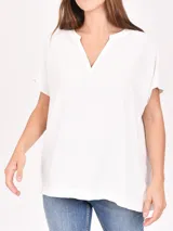 Blusa blanca de mangas cortas con escote en V.
