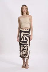 Crop top color beige de lino con tirantes finos.