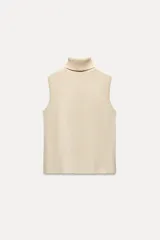 Top gris de cuello alto y sin mangas.