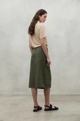 Camiseta de lino color gris oscuro, con cuello tipo polo y corte holgado.