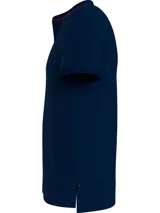 Chomba azul marino de corte slim con cuello mao, confeccionada en algodón y elastano. Presenta tapeta con tres botones y logo de Tommy Hilfiger bordado en el pecho.