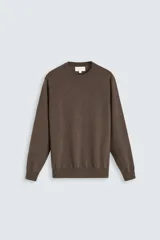 Jersey marrón de cashmere con cuello redondo y manga larga.