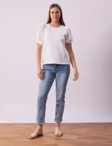 Remera blanca de cuello redondo y mangas cortas abullonadas de microtul bordado con puño elastizado.
