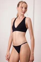 Bombacha clásica regulable en los costados, confeccionada en tejido ECO Lycra CO₂® color beige.
