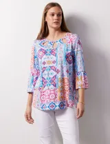 Blusa estampada de seda fría marca Ruby Rd., con cuello redondo con aberturas y mangas 3/4 amplias.