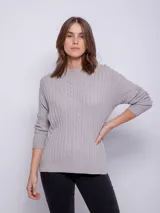 Polera de tejido de punto gris con diseño acanalado y ochos, de manga larga y cuello redondo.