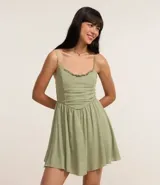 Enterito corto color verde oliva, de breteles finos, escote con volados y detalle de elástico en la espalda. Confeccionado con viscosa certificada.