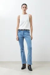 Jean bootcut de tiro medio, color celeste claro, con detalle trenzado en los bolsillos delanteros y traseros.